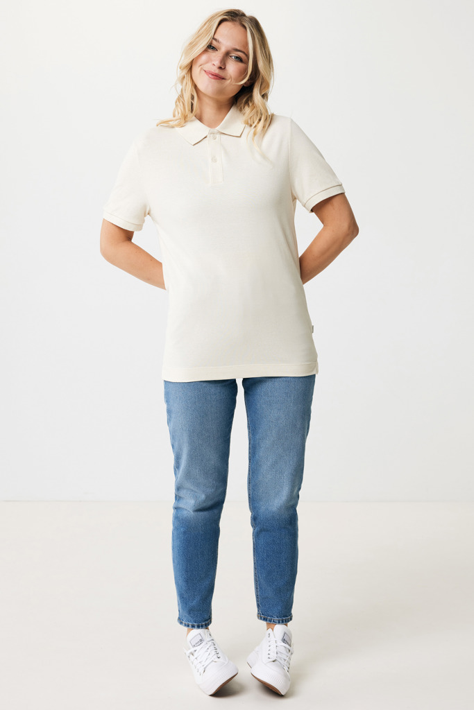 Femme portant polo beige et jean bleu