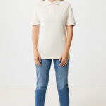 Femme portant polo beige et jean bleu