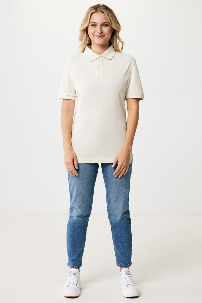 Femme portant polo beige et jean bleu