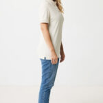 Femme portant polo beige et jean bleu