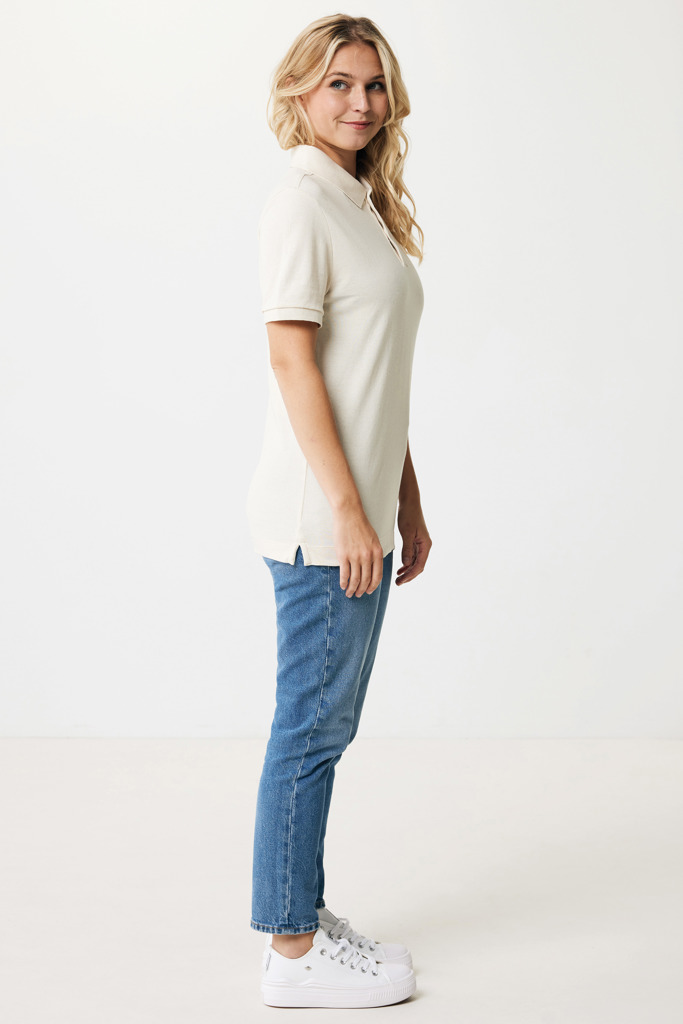 Femme portant polo beige et jean bleu
