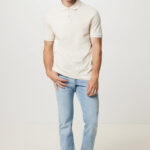 Homme portant polo beige et jean clair