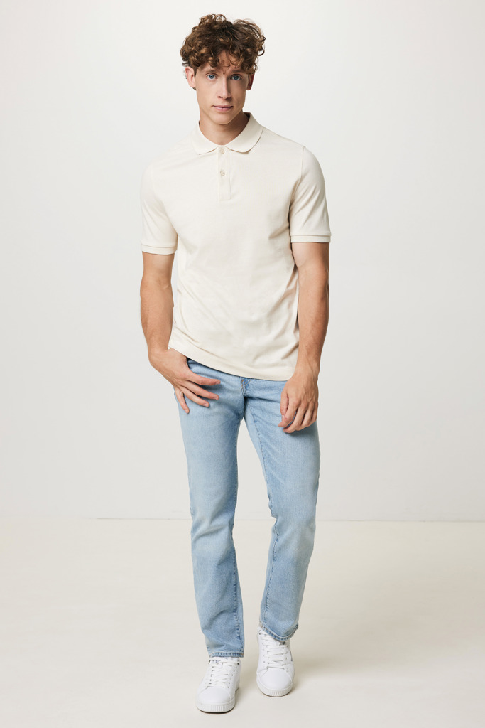 Homme portant polo beige et jean clair
