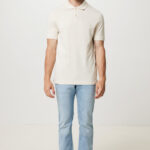 Homme portant polo beige et jean bleu clair