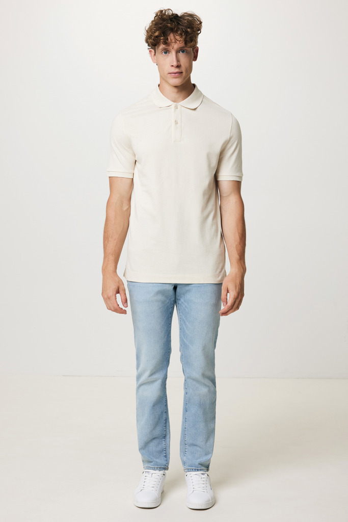 Homme portant polo beige et jean bleu clair