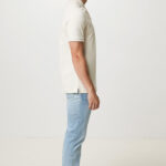 Homme portant jean clair et polo blanc