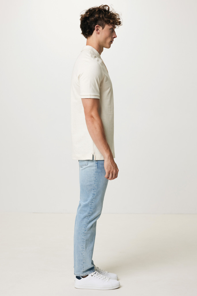 Homme portant jean clair et polo blanc