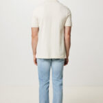 Homme vu de dos en polo beige et jean clair