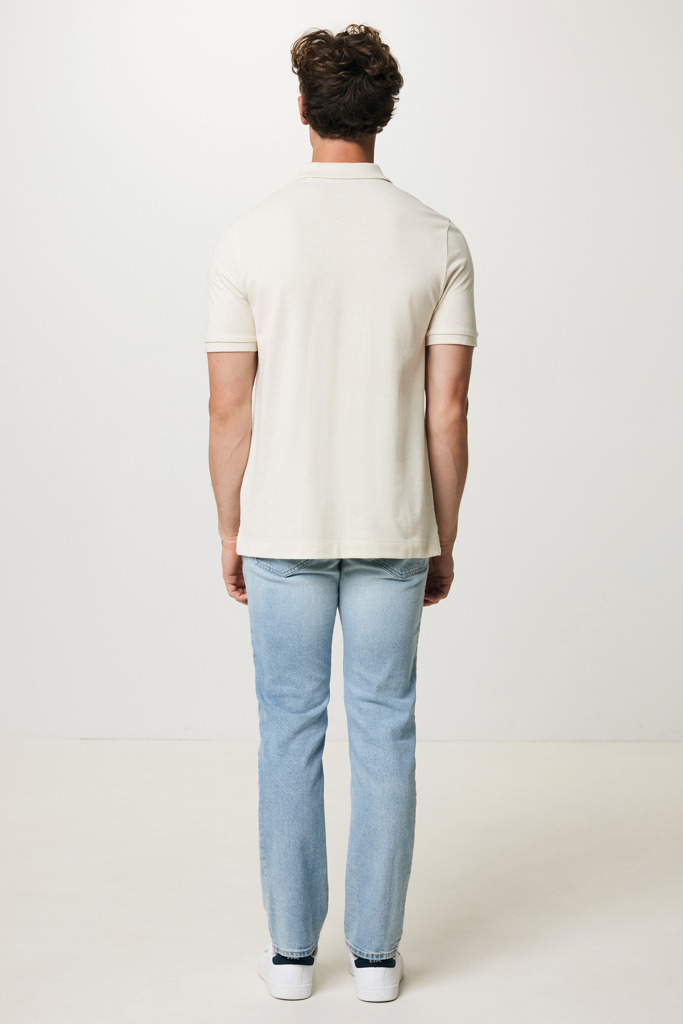 Homme vu de dos en polo beige et jean clair