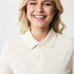 Femme souriante portant un polo beige