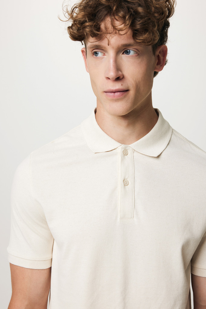Homme portant un polo beige à manches courtes