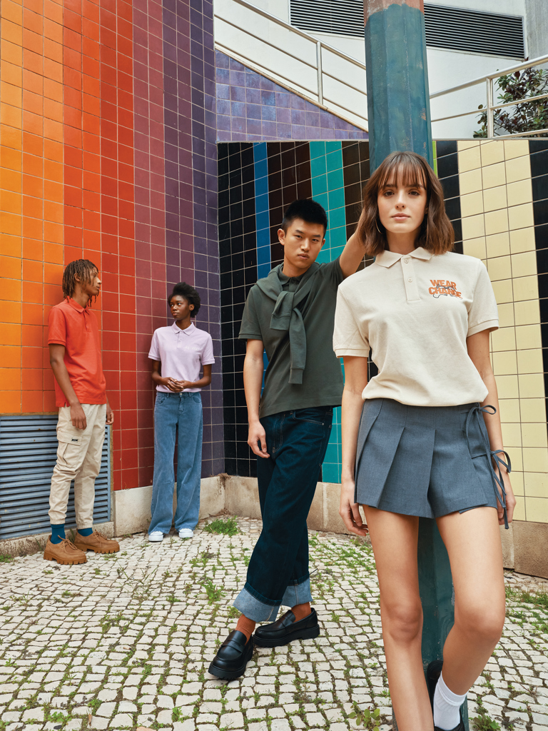 Jeunes posant devant mur coloré en tenues décontractées
