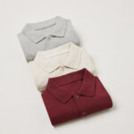 Polos pliés gris, beige et bordeaux.
