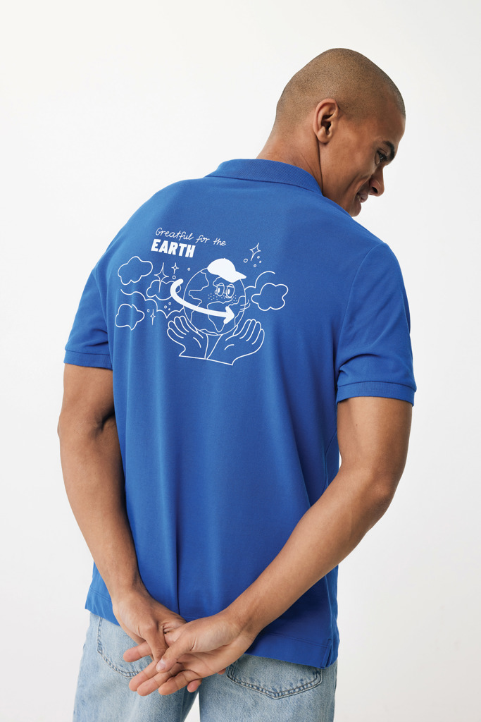 Homme portant un polo bleu à motif Terre