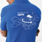 Homme portant un polo bleu motif Terre écologique