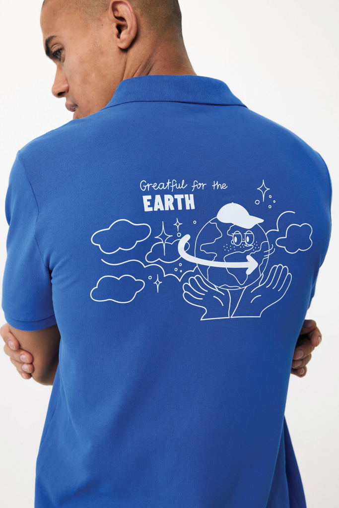 Homme portant un polo bleu motif Terre écologique