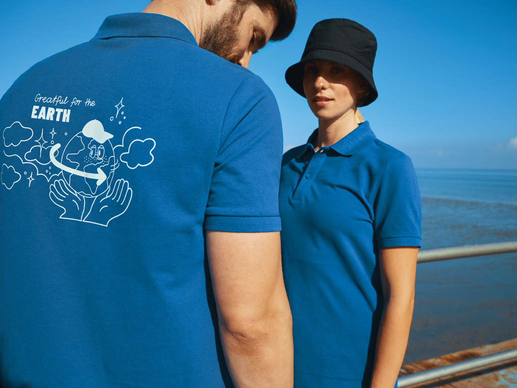 Personnes portant des polos bleus près de la mer