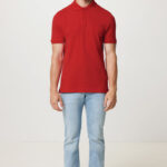 Homme portant polo rouge et jean clair