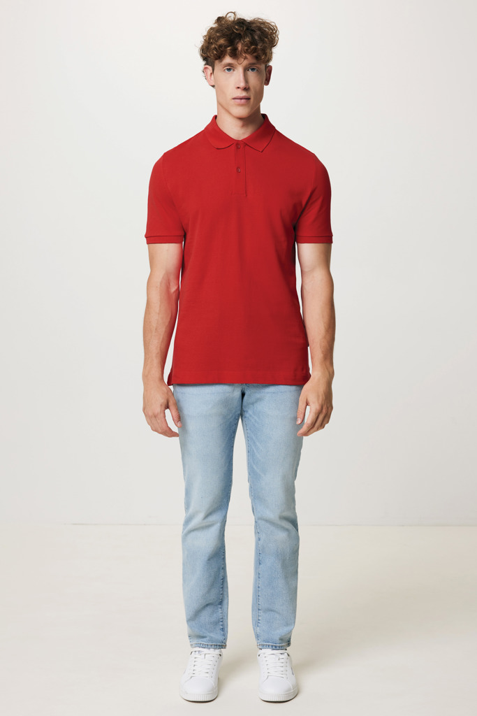Homme portant polo rouge et jean clair