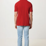 Homme de dos en polo rouge et jean clair