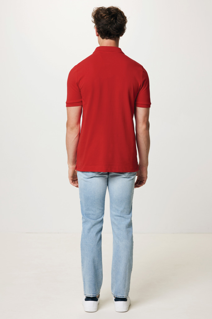 Homme de dos en polo rouge et jean clair