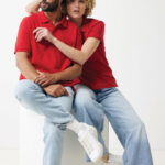 Couple portant polos rouges et jeans clairs