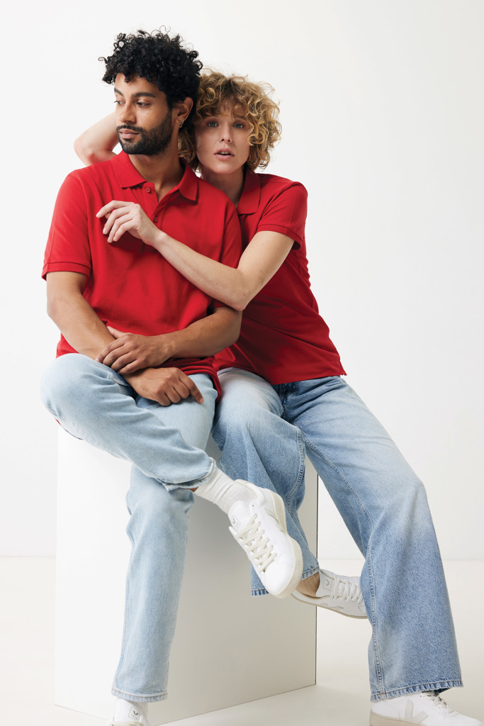 Couple portant polos rouges et jeans clairs