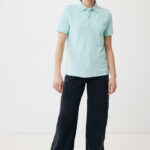 Personne portant polo bleu clair et pantalon noir