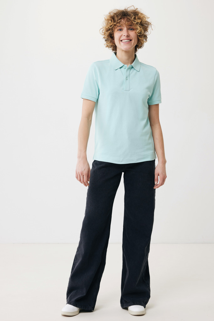 Personne portant polo bleu clair et pantalon noir