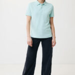 Personne portant un polo vert clair et pantalon noir.