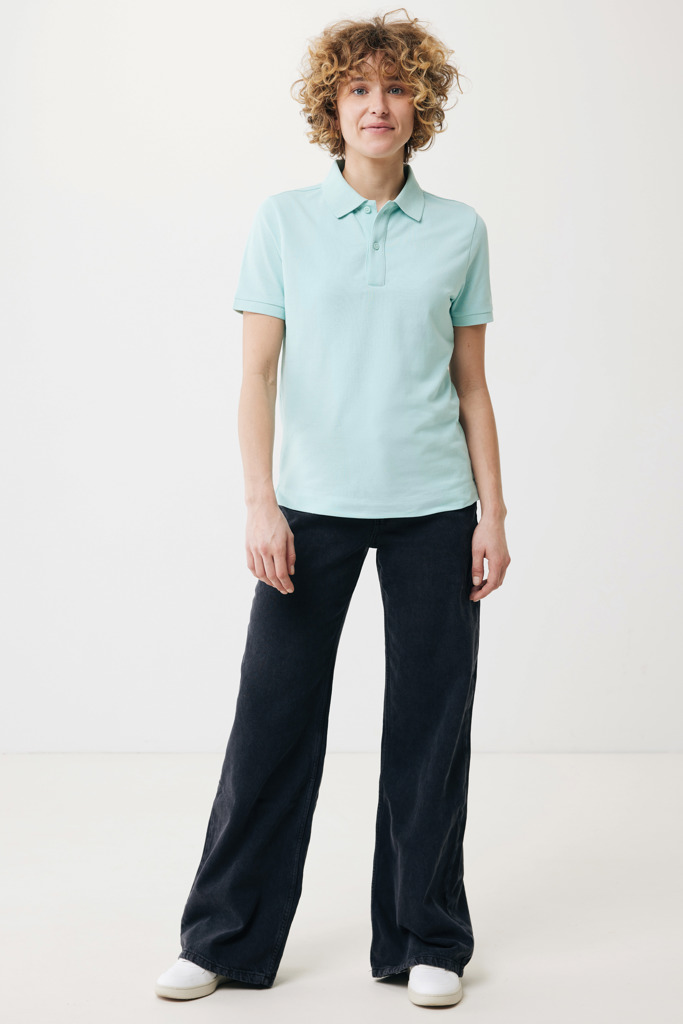 Personne portant un polo vert clair et pantalon noir.