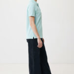 Personne portant polo bleu et pantalon large noir
