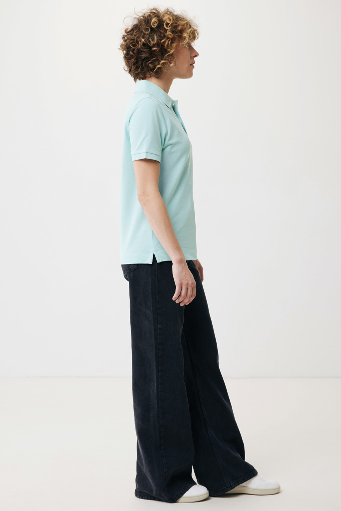 Personne portant polo bleu et pantalon large noir