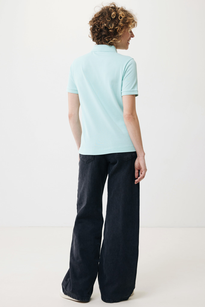 Personne portant un polo bleu et un jean large
