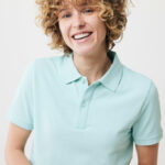 Personne souriante portant un polo bleu clair