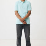 Homme portant polo bleu clair et jean gris