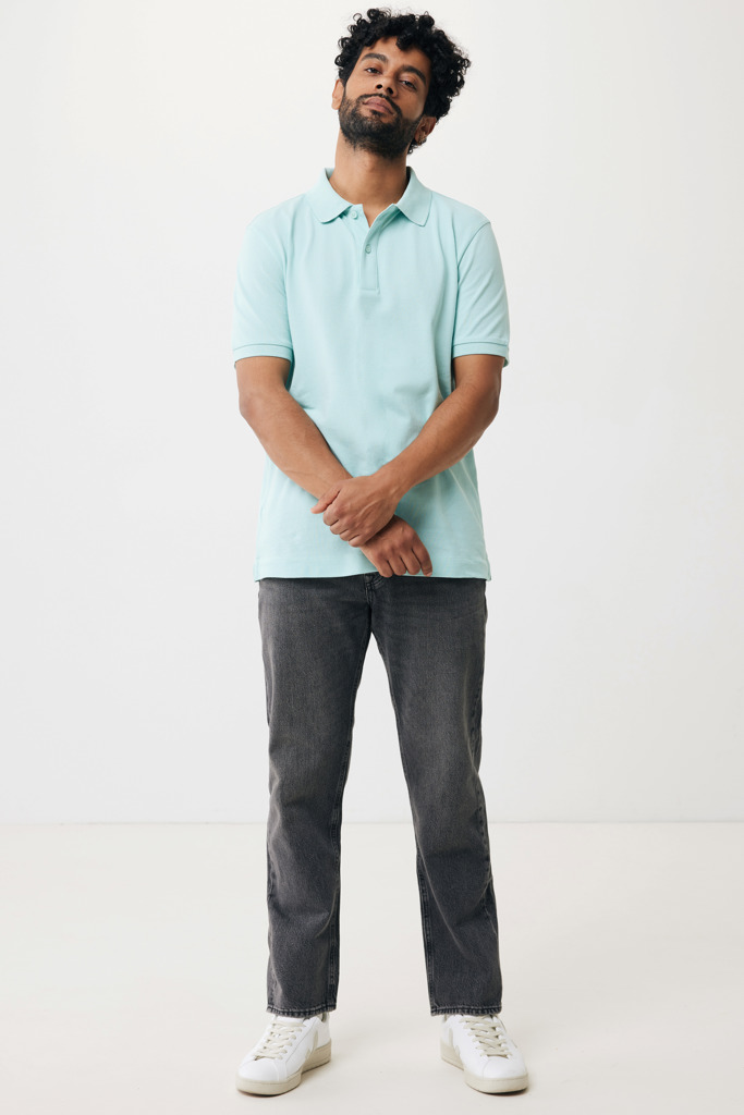 Homme portant polo bleu clair et jean gris