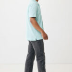 Homme portant un polo bleu et jean gris.