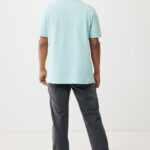 Homme portant polo bleu et jean gris