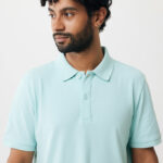 Homme portant un polo bleu clair