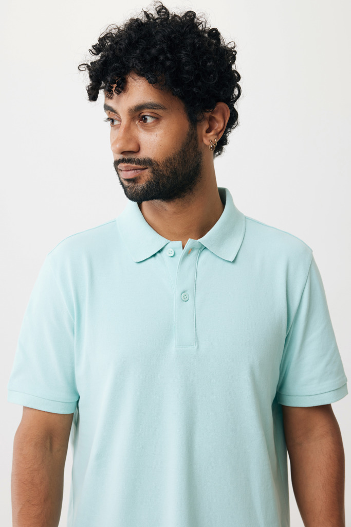 Homme portant un polo bleu clair
