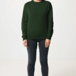 Femme portant un sweat vert et un jean noir