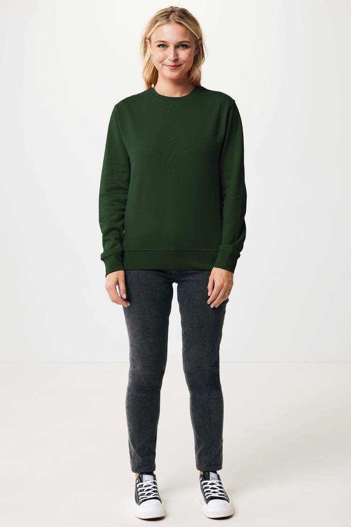 Femme portant un sweat vert et un jean noir