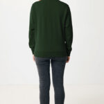 Femme portant un sweat vert et jean gris