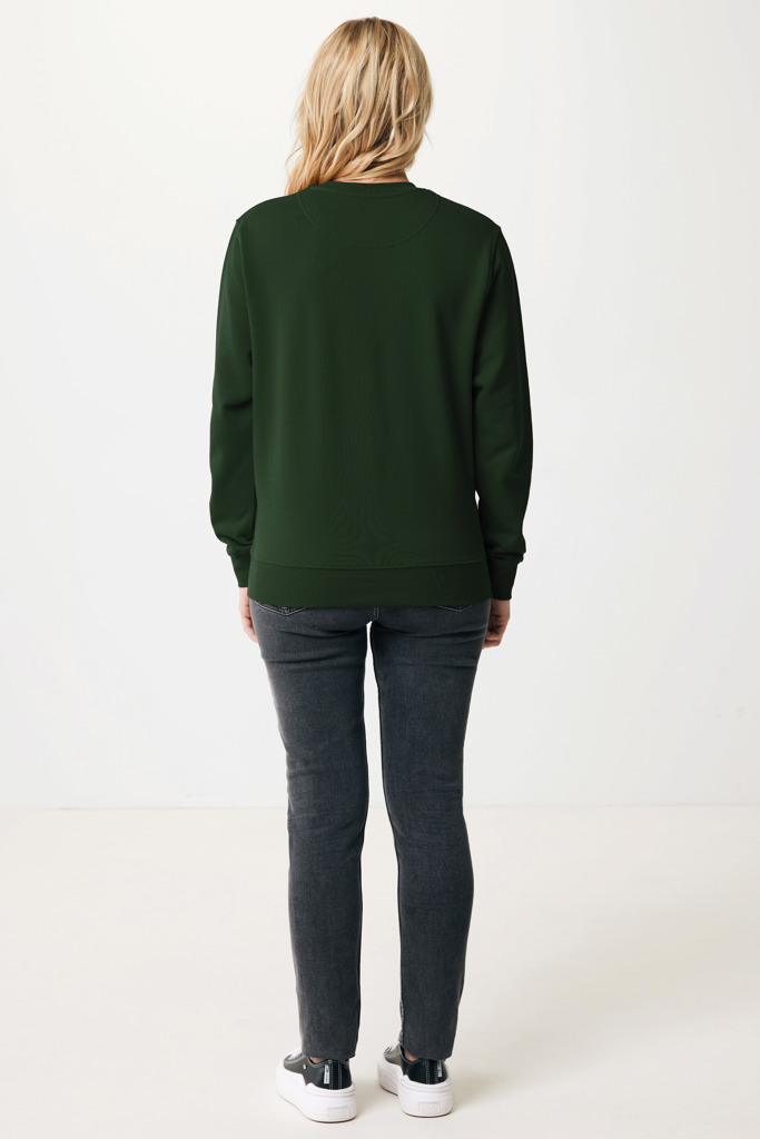 Femme portant un sweat vert et jean gris