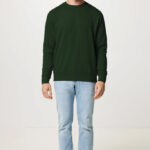 Homme portant sweat vert et jean clair