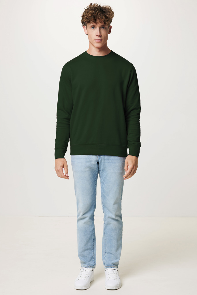 Homme portant sweat vert et jean clair