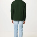 Homme portant un sweat vert et jean clair.