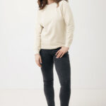 Femme portant un sweat beige et jean noir
