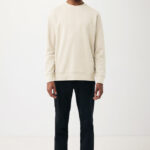Homme portant pull beige et jean noir